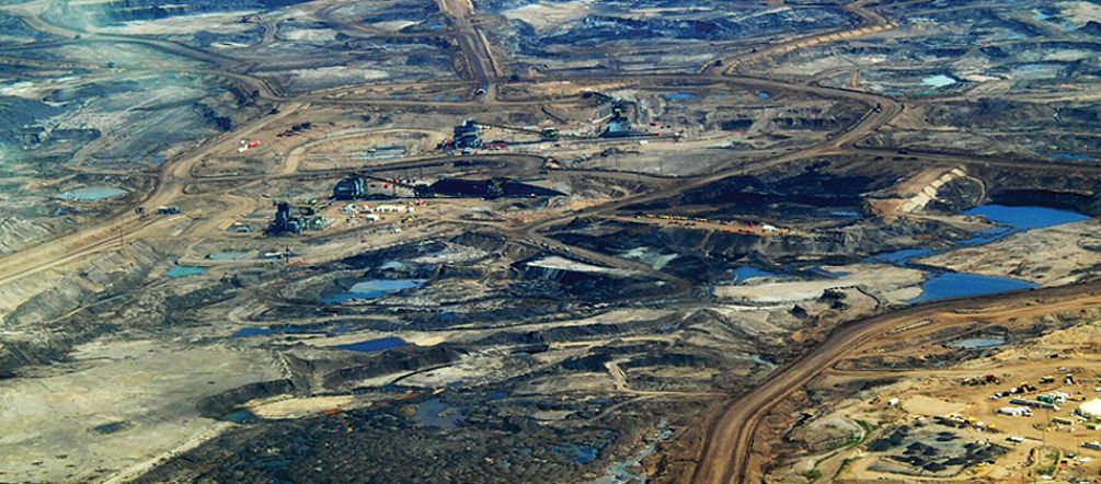 Avec le CETA, l’Europe s’ouvrira aussi aux sables bitumineux Vue aérienne sur un site d’extraction des sables bitumineux dans la région de l’Alberta au Canada. Les forêts boréales ont disparu, laissant la place à un paysage apocalyptique.