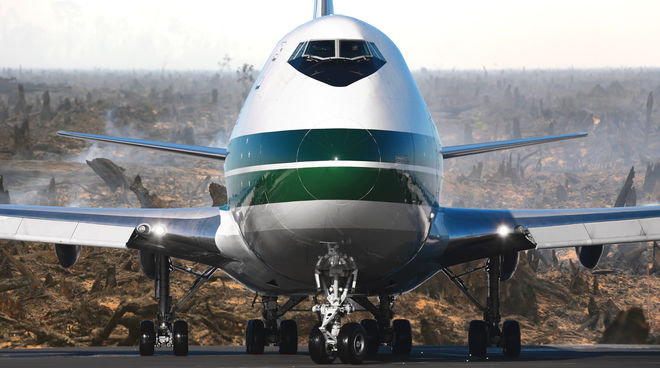À l’avenir, le transport aérien pourrait exacerber la déforestation avec les biocarburants Photomontage : un avion de face avec en arrière-plan les cendres encore fumantes d'une forêt tropicale venant d'être incendiée