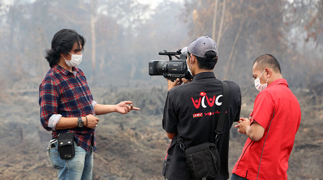 « 1 000 hectares de tourbières ont brûlé ici » explique l’activiste Feri Irawan à la télévision. « Nous pouvons encore sauver une grande partie de la forêt » L’écologiste Feri Irawan, partenaire de Sauvons la forêt, est interviewé, masque devant la bouche, au cœur d’une forêt tropicale détruite par les flammes