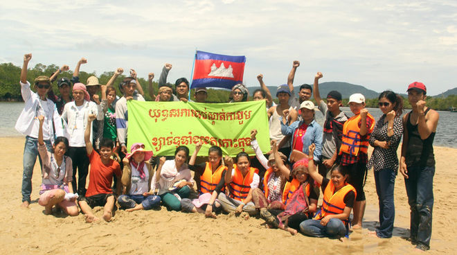 Manifestation des activistes de l’ONG Mother Nature : « Stop à l’extraction de sable dans la province de Kaoh Kong ».