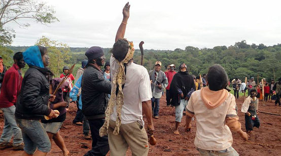 Des membres du peuple Avá Guarani effectuent une danse tribale sur les ruines d’un temple détruit par la police