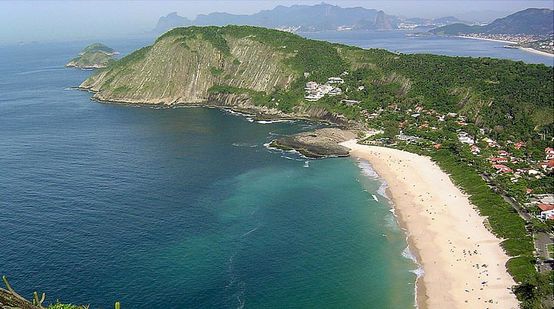 Vue aérienne sur la plage d'Itacoatiara près de Rio de Janeiro au Brésil