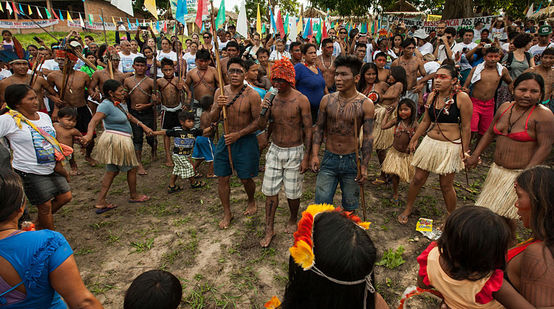 Un groupe d'Amérindiens Mundurukú en train de manifester contre le projet de barrage hydroélectrique sur le fleuve Tapajós en Amazonie