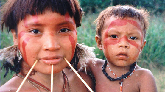 Une indigène Yanomami avec son enfant