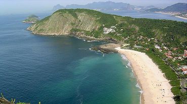 Vue aérienne sur la plage d'Itacoatiara près de Rio de Janeiro au Brésil
