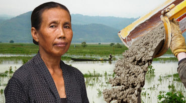 Photomontage : la paysanne Paini du peuple autochtone Samin à gauche, du ciment coulant d’une bétonnière à droite, et en arrière plan des rizières et la chaine montagneuse karstique des Kendeng