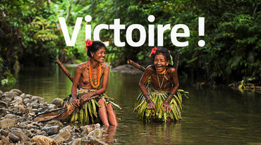 Deux femmes du peuple Mentawaï rient aux éclats près d’une rivière sur l’île de Siberut