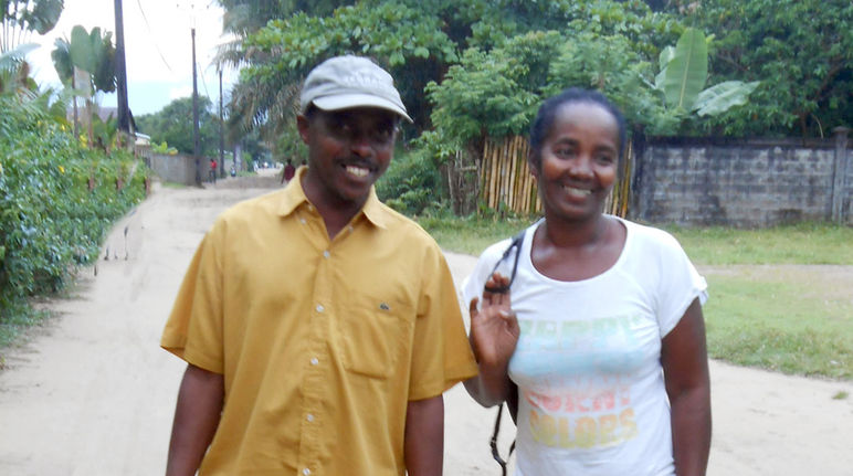 Sur le chemin vers la liberté. Armand Marozafy et sa femme Modestine à la sortie de la maison d'arrêt L’activiste écologiste Armand Marozafy pose tout sourire au côté de sa femme