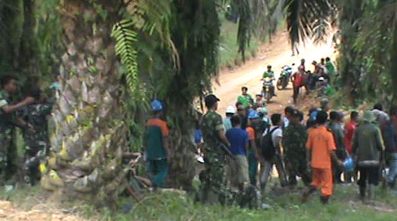 Manifestants encadrés par les militaires dans la plantation d'Asiatic Persada le 5 mars 2014