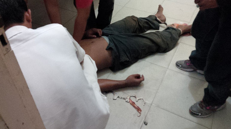 Protester aura été fatal à ce chef de village battu à mort par des mercenaires Des hommes s’affairent autour d’un homme grièvement blessé gisant à même le sol. Ses mains et ses pieds sont menottées.