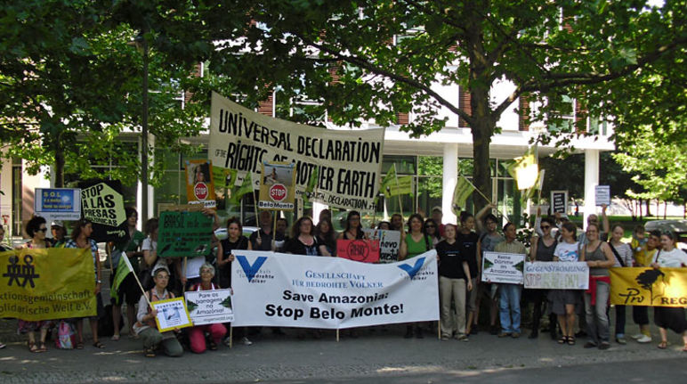 Rassemblement devant l'ambassade du Brésil à Berlin