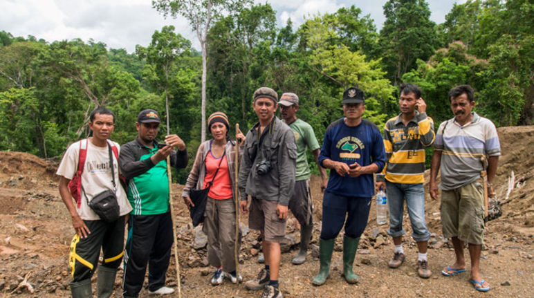 Un groupe d'activistes pose dans une clairière au milieu de la forêt pluviale sur l'îles des Célèbes (Sulawesi)