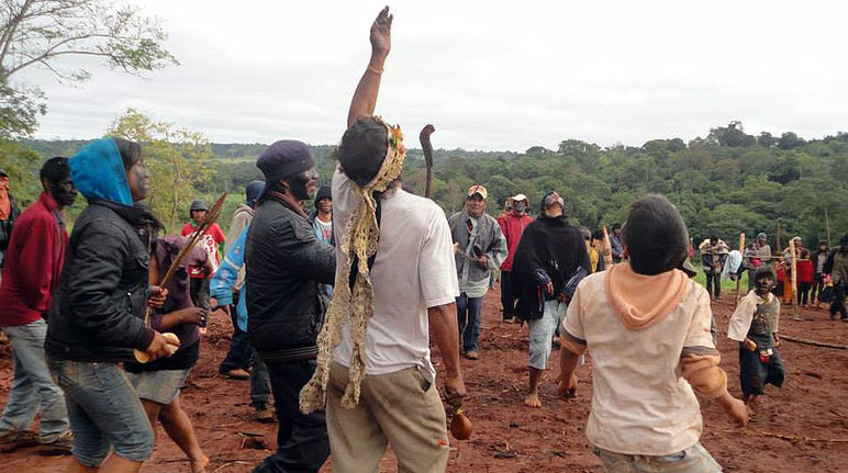 Des membres du peuple Avá Guarani effectuent une danse tribale sur les ruines d’un temple détruit par la police