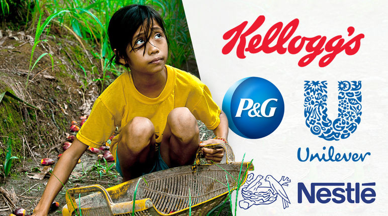 Une jeune fille dans une plantation de palmiers à huile regarde avec inquiétude dans la direction des logos de Kellogg's, Nestlé, - Unilever et Procter&Gamble