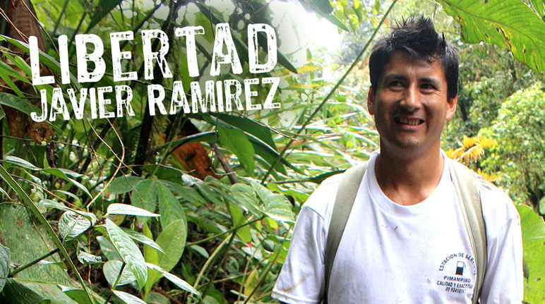 Javier Ramirez au milieu de la forêt de nuages dans la vallée de l'Intag en Équateur