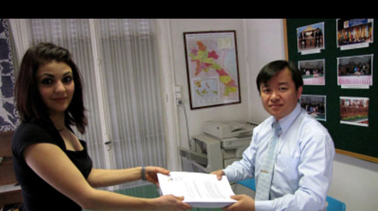Paris 18 avril 2011, Nolwenn Renon remet la pétition à M. Sompasong Vesaphong, Consul du Laos