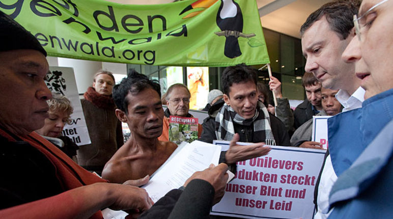 Le porte-parole d'Unilever écoute les revendications des indonésiens