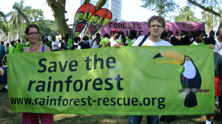Nous agissons à la préservation des forêts tropicales pour les générations futures. Comme par exemple nos activistes Guadalupe Rodriguez et Mathias Rittgerott lors de la conférence CSAP-2015 à Durban contre les plantations...