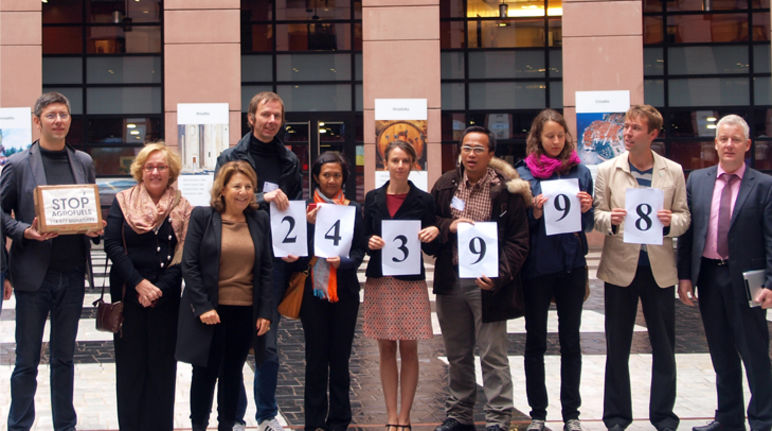 243 998 signatures sont remises à Corinne Lepage, Matthias Groote, Claude Turmes, Bas Eickhout, Josefa Andrés Barea et Sabine Wils