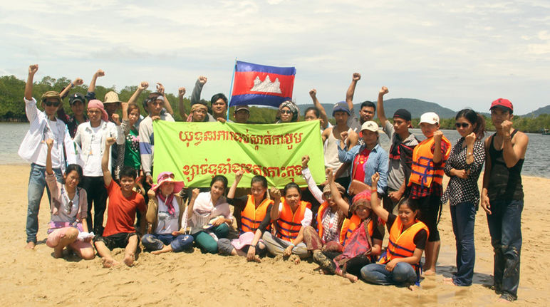 Manifestation des activistes de l’ONG Mother Nature : « Stop à l’extraction de sable dans la province de Kaoh Kong ».