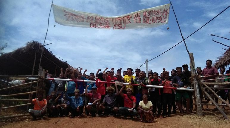 Des indigènes du peuple Temiar bloquent une route dans l’ouest de la Malaisie