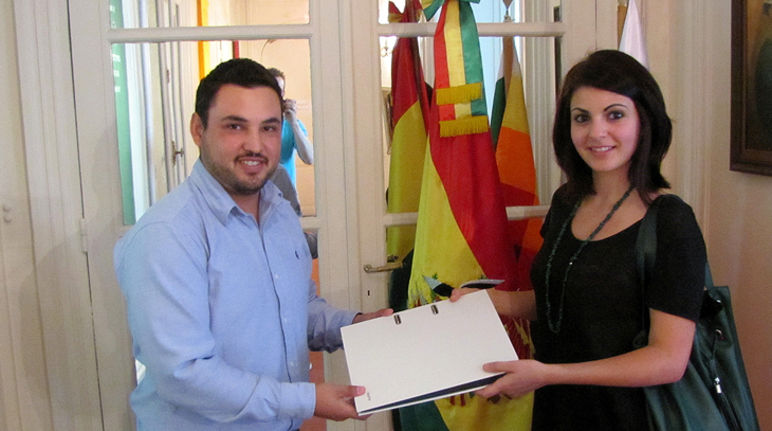 19 août 2011: Remise de pétition à Tupac Soriano, Chargé d'affaires de l'ambassade de Bolivie à Paris.