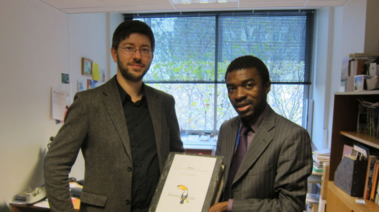 Sylvain Harmat remet 58.000 signatures de la pétition à Lazare Eloundou, Chef de l'unité Afrique du Centre UNESCO du patrimoine mondial