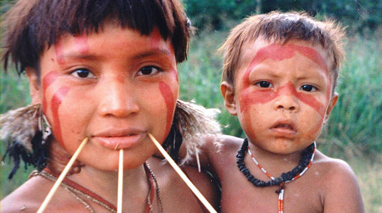 Une indigène Yanomami avec son enfant