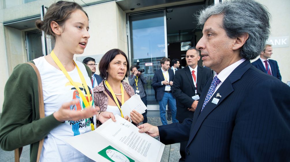 L’activiste Lea Horak, de l’association allemande „Rettet den Regenwald e.V.“, transmet en mains propres une lettre de pétition et la liste de ses 139.000 signataires au ministre de l’environnement péruvien Manuel Pulgar-Vidal
