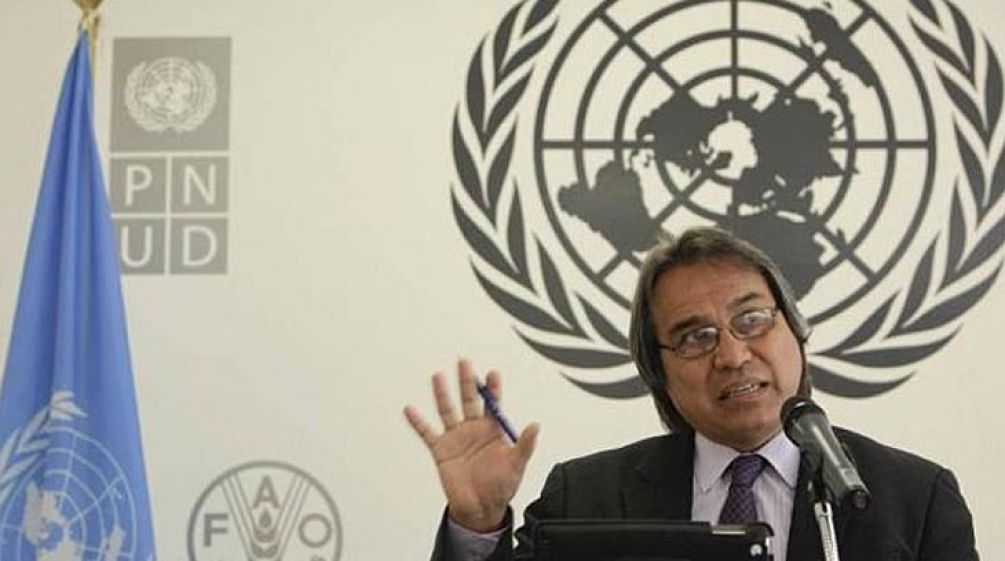 Photo de M. Anaya effectuant un discours avec comme le logo de l'ONU comme arrière plan