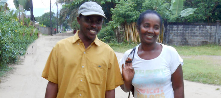 L’activiste écologiste Armand Marozafy pose tout sourire au côté de sa femme