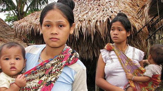 Deux femmes autochtones et leurs enfants nous regardent avec inquiétude